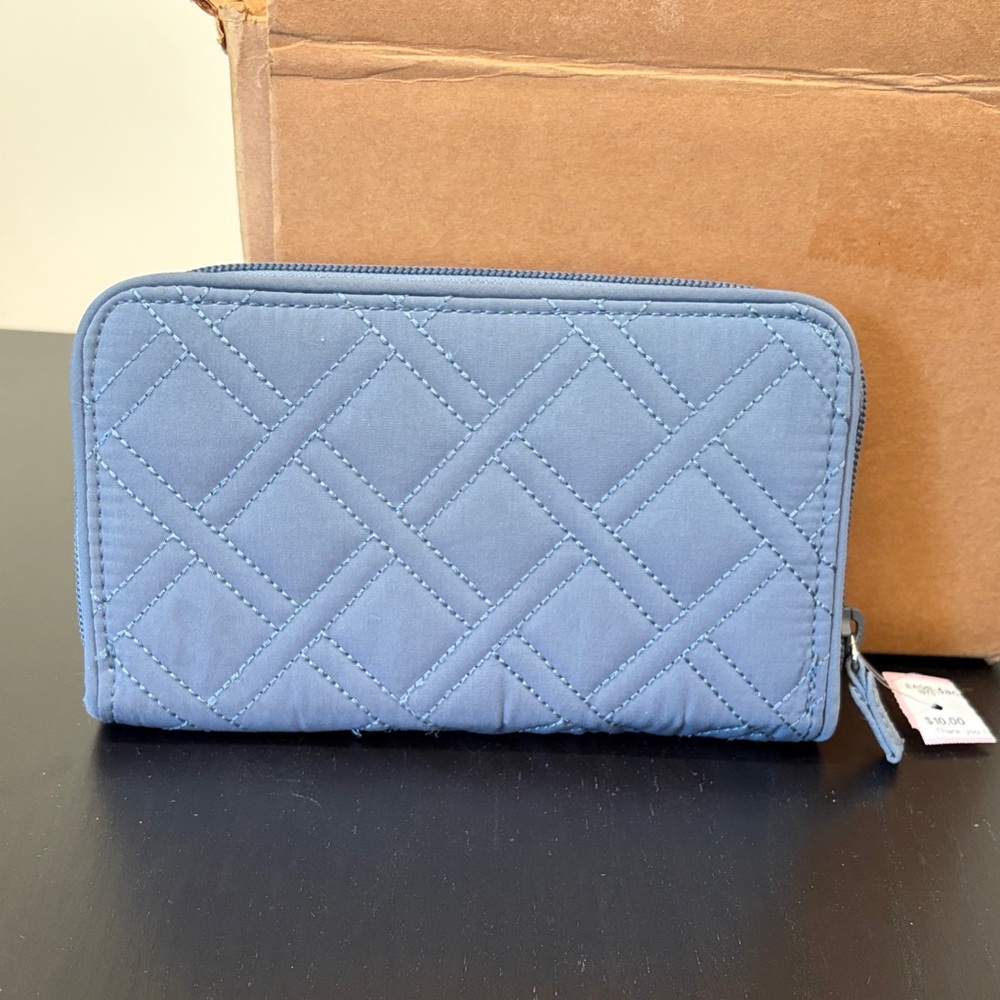 Vera Bradley Quilted Denim Blue Zip Wallet EXCELLENT condition barely used! - Picture 2 of 7